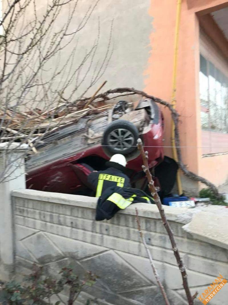 Kavşaktan Çıkan Otomobil Garaj Boşluğuna Takla Attı 3