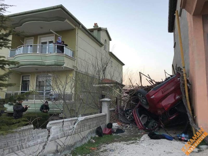 Kavşaktan Çıkan Otomobil Garaj Boşluğuna Takla Attı 4