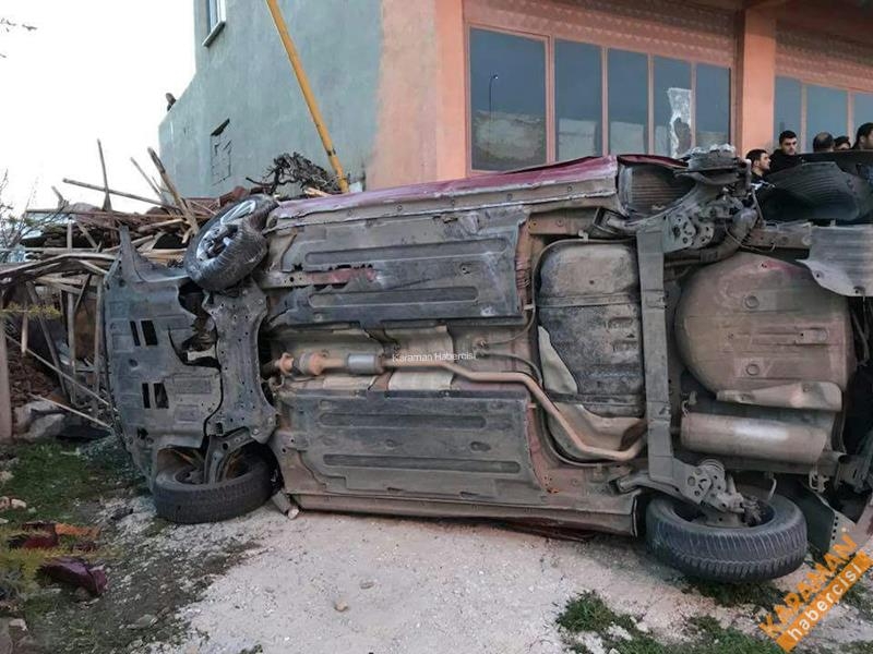 Kavşaktan Çıkan Otomobil Garaj Boşluğuna Takla Attı 5