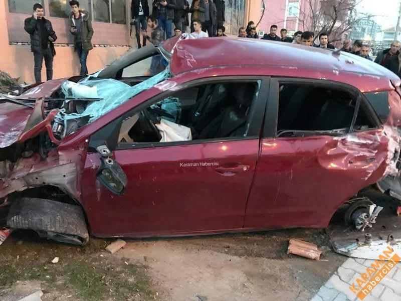 Kavşaktan Çıkan Otomobil Garaj Boşluğuna Takla Attı 6