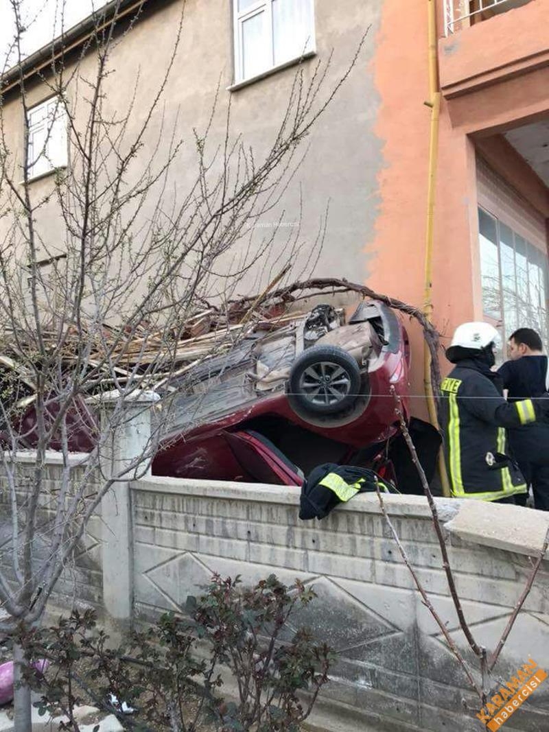 Kavşaktan Çıkan Otomobil Garaj Boşluğuna Takla Attı 8