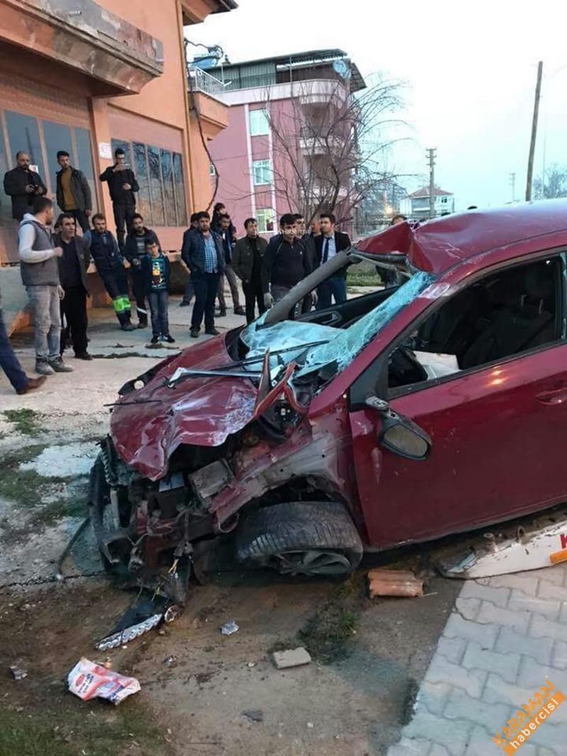 Kavşaktan Çıkan Otomobil Garaj Boşluğuna Takla Attı 9