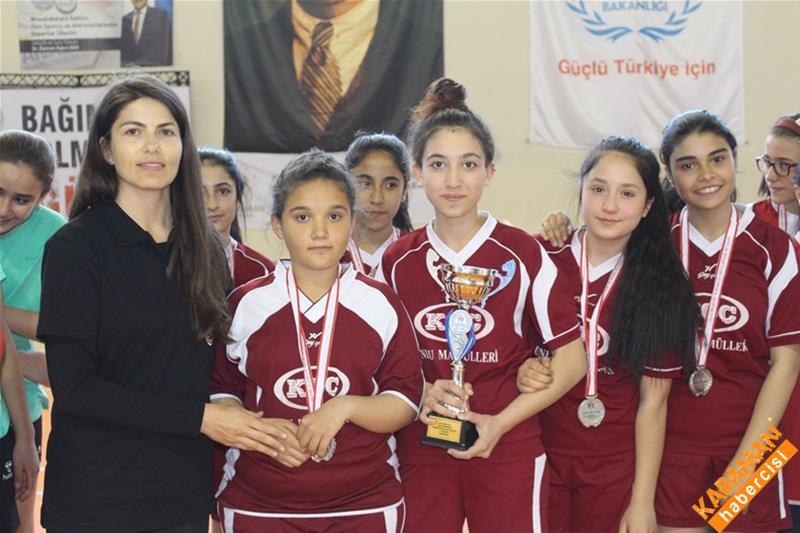 Okullar Arası Badminton İl Birinciliği Müsabakaları Sona Erdi 8