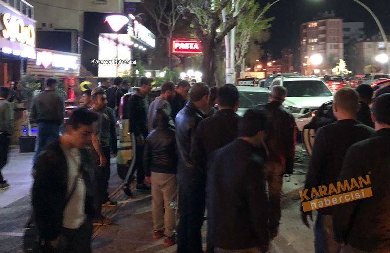 Karaman’ın en işlek caddelerinden İstasyon Caddesinde dün gece 5 araç bi 10