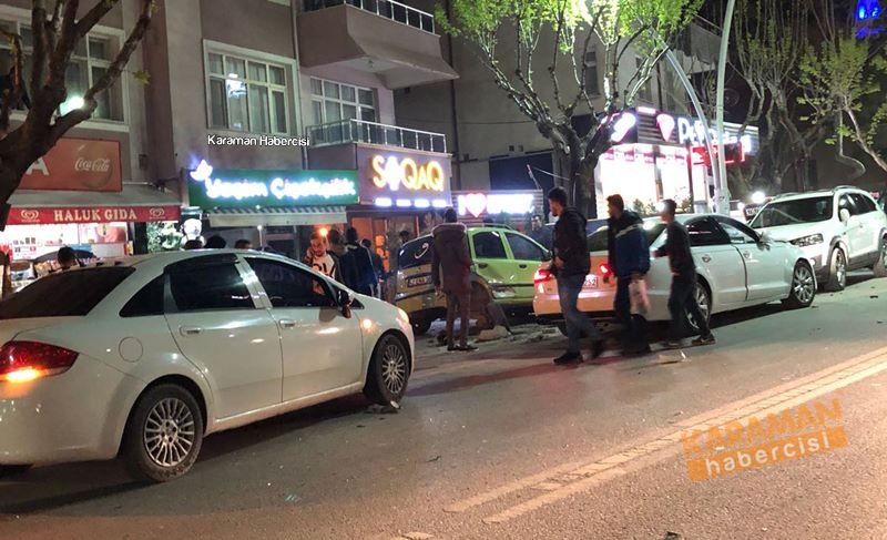 Karaman’ın en işlek caddelerinden İstasyon Caddesinde dün gece 5 araç bi 16