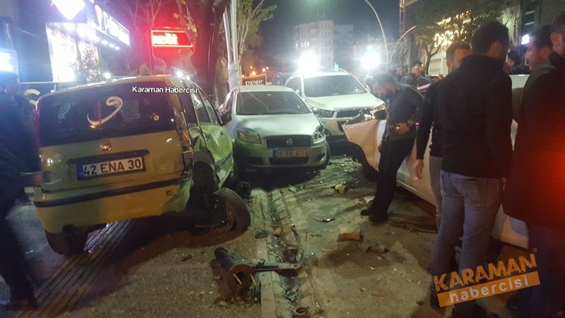 Karaman’ın en işlek caddelerinden İstasyon Caddesinde dün gece 5 araç bi 4