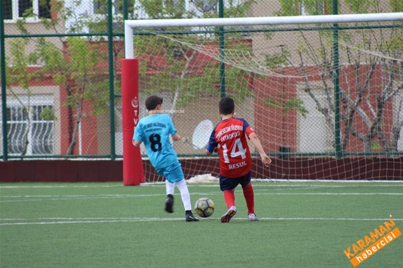 Okullar Arası Küçükler Futbol Grup Müsabakaları Karaman'da Başladı 7