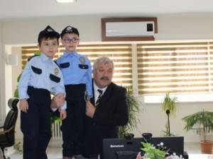 Emniyet Müdüründen Minikler Aracılığıyla Mesaj