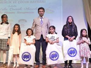 23 Nisan'da Çocuklar Duygularını Resimlere Yansıttı