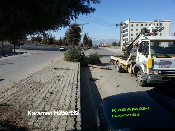 Karaman'da Kontrolden Çıkan Araç Ağaca Çarparak Durdu 1