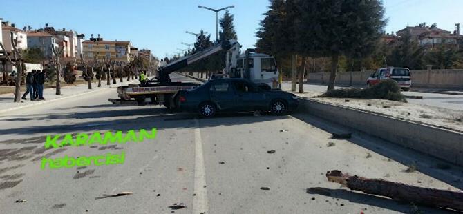 Karaman'da Kontrolden Çıkan Araç Ağaca Çarparak Durdu 10
