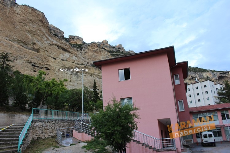 Ermenek'te Düşen Kaya Parçaları Korkutuyor 5