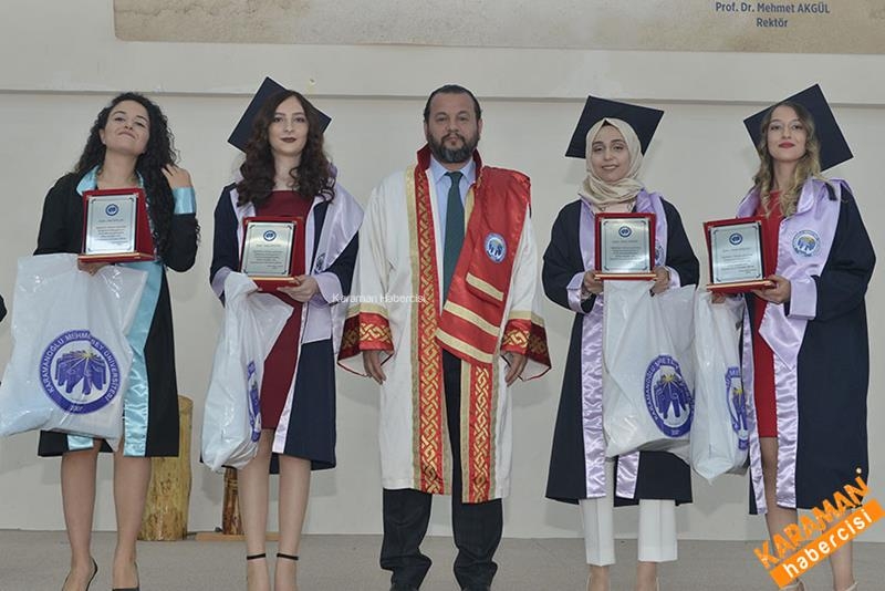 Sağlık Hizmetleri ve Sosyal Bilimler MYO'da Mezuniyet Heyecanı 25