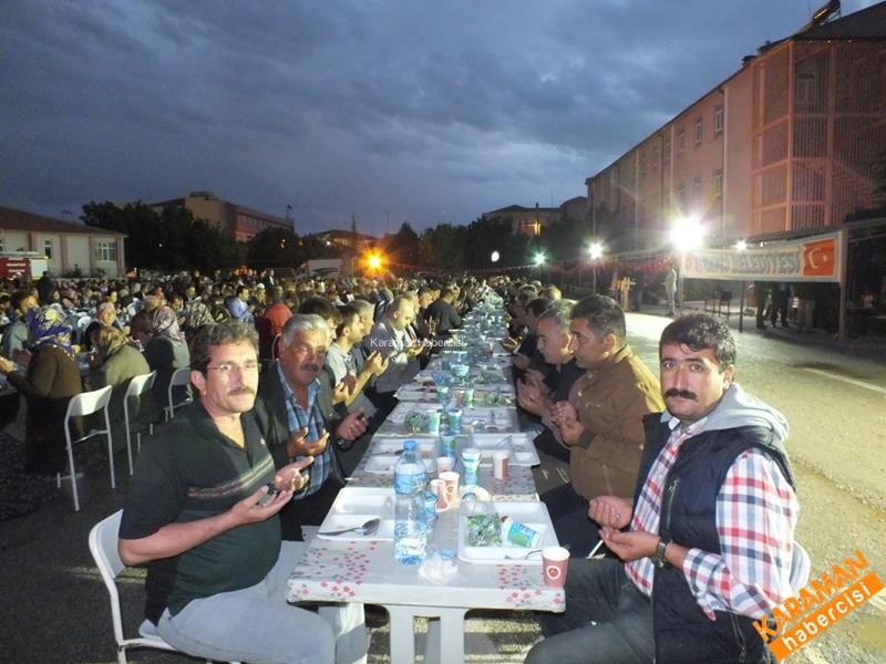 Ayrancı’da Yağmura Aldırmayan 2 Bin Kişi Aynı Anda İftar Açtı 11