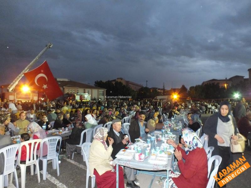 Ayrancı’da Yağmura Aldırmayan 2 Bin Kişi Aynı Anda İftar Açtı 12
