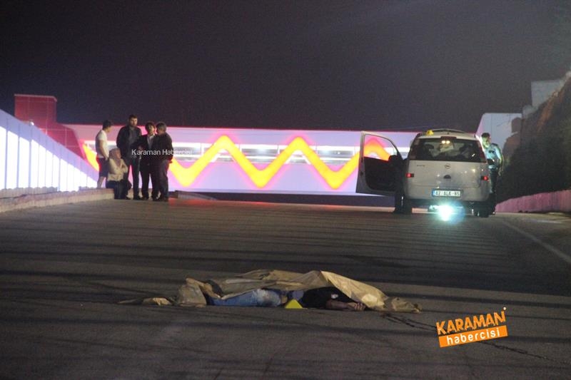 Otomobil, yolun ortasında yatan şahsı ezip geçti 6