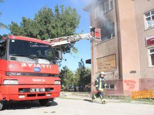 Karaman’da Kullanılmayan Eski Hastane Ek Binasında Yangın Çıktı