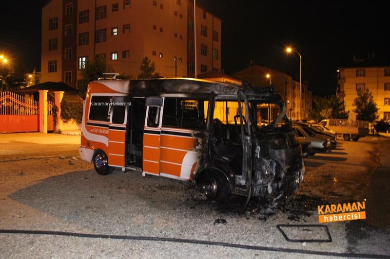 Park Halindeki Dolmuş Yanarak Kullanılamaz Hale Geldi 2