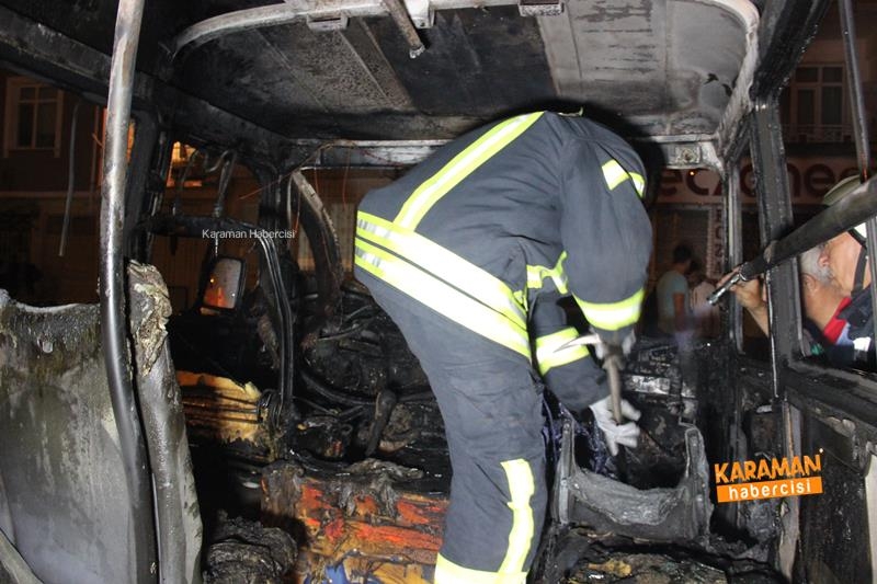 Park Halindeki Dolmuş Yanarak Kullanılamaz Hale Geldi 4