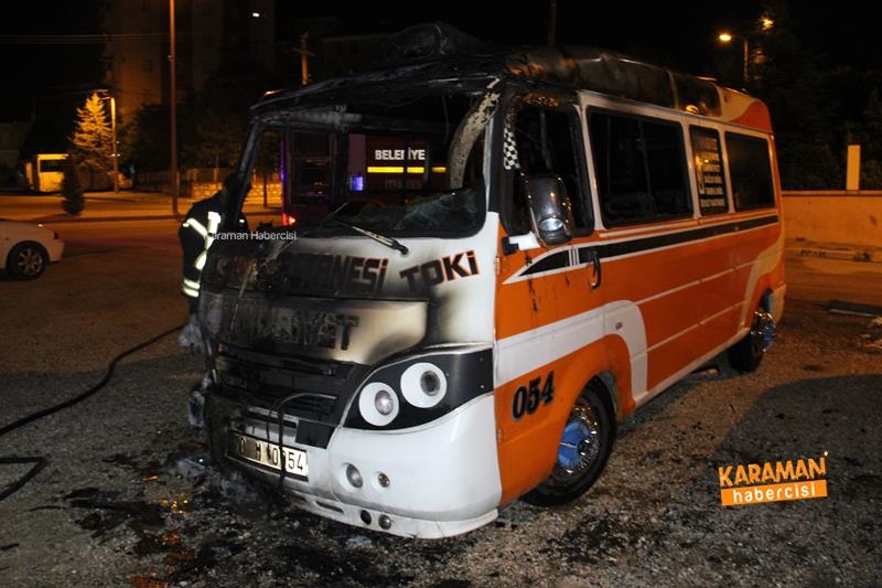 Park Halindeki Dolmuş Yanarak Kullanılamaz Hale Geldi 7