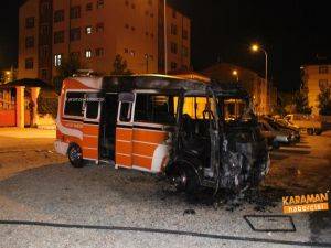 Park Halindeki Dolmuş Yanarak Kullanılamaz Hale Geldi