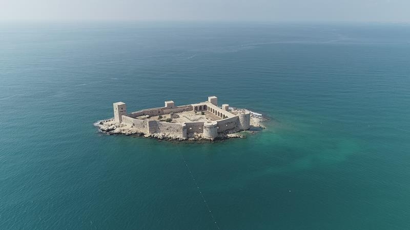 Denizin Ortasındaki 2 Bin 400 Yıllık Kale Büyülüyor 4