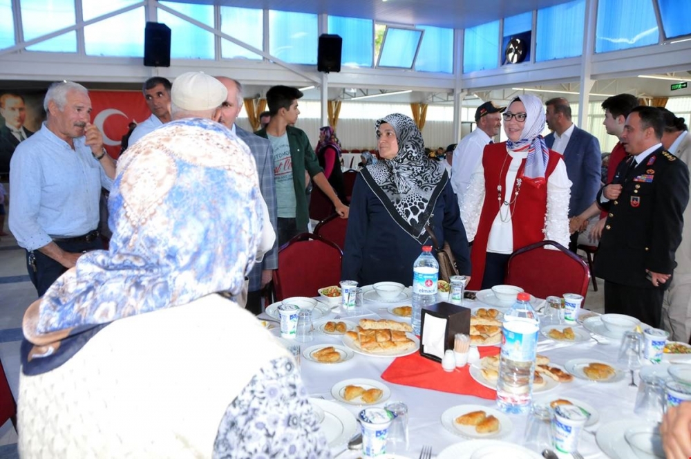 Vali Meral Şehit Aileleri Ve Gaziler Onuruna Verilen Yemeğe Katıldı 5