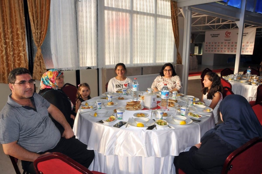 Vali Meral Şehit Aileleri Ve Gaziler Onuruna Verilen Yemeğe Katıldı 6