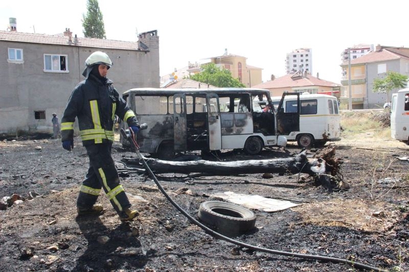 Karaman'da ot ve araç yangını 10