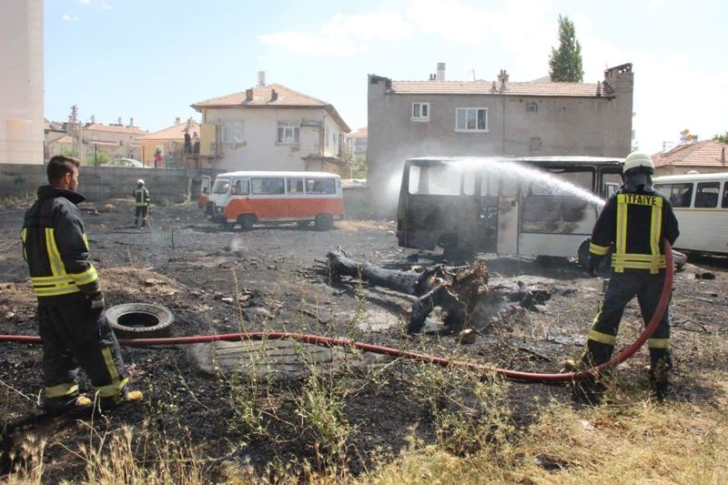 Karaman'da ot ve araç yangını 5