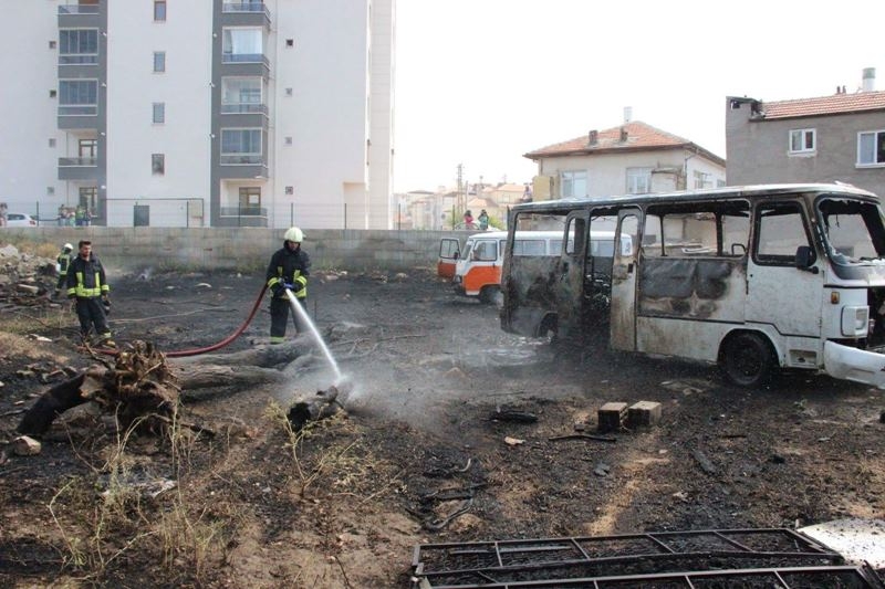 Karaman'da ot ve araç yangını 6