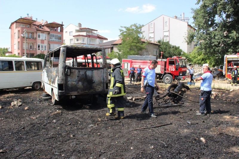 Karaman'da ot ve araç yangını 7
