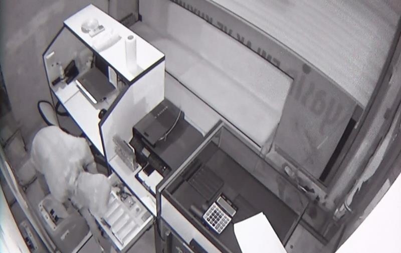 Emlak Ve Kuyumculuk Dükkanındaki Hırsızlık Güvenlik Kamerasında 1