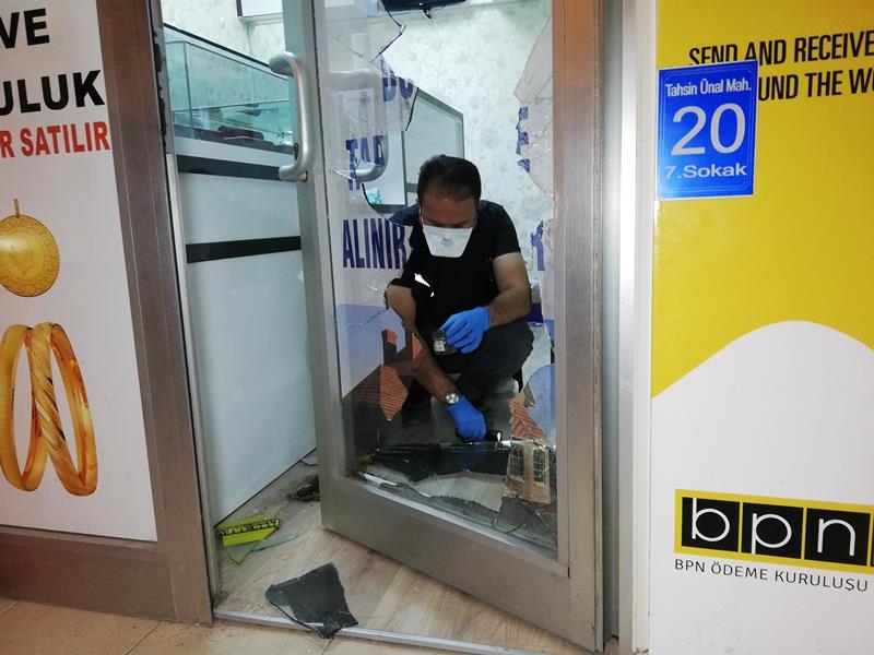 Emlak Ve Kuyumculuk Dükkanındaki Hırsızlık Güvenlik Kamerasında 3