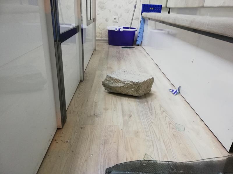 Emlak Ve Kuyumculuk Dükkanındaki Hırsızlık Güvenlik Kamerasında 4