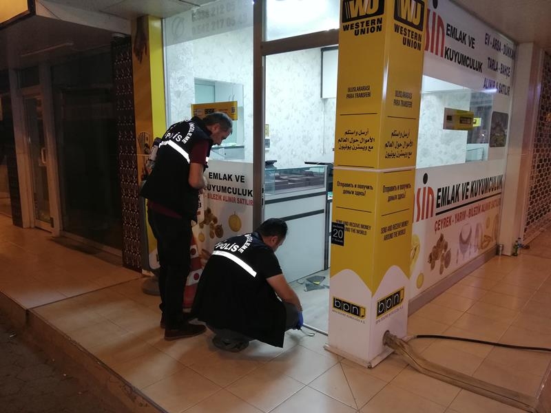 Emlak Ve Kuyumculuk Dükkanındaki Hırsızlık Güvenlik Kamerasında 5