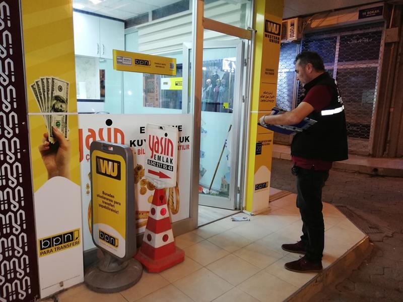 Emlak Ve Kuyumculuk Dükkanındaki Hırsızlık Güvenlik Kamerasında 6