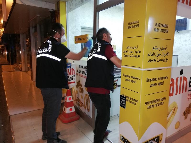 Emlak Ve Kuyumculuk Dükkanındaki Hırsızlık Güvenlik Kamerasında 7