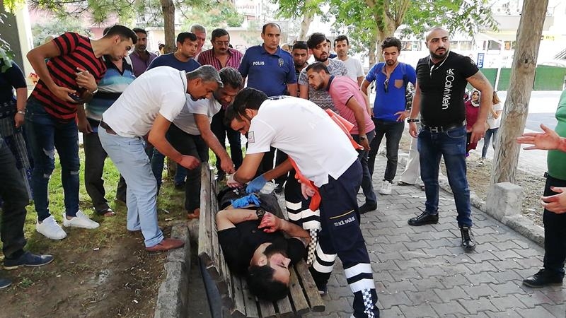 Oturduğu Parkta Tartıştığı Kişilerce Bıçaklandı 1