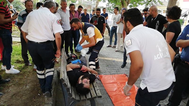 Oturduğu Parkta Tartıştığı Kişilerce Bıçaklandı 2