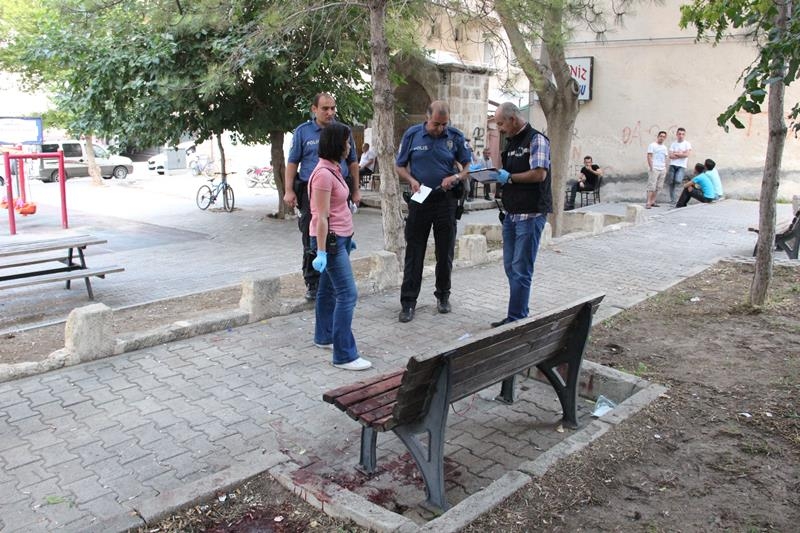 Oturduğu Parkta Tartıştığı Kişilerce Bıçaklandı 3