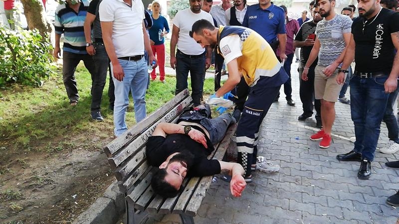 Oturduğu Parkta Tartıştığı Kişilerce Bıçaklandı 4