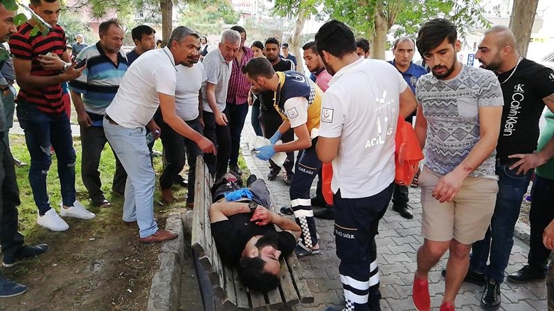 Oturduğu Parkta Tartıştığı Kişilerce Bıçaklandı 5