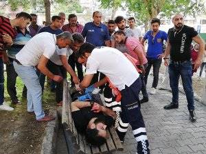 Oturduğu Parkta Tartıştığı Kişilerce Bıçaklandı