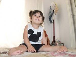 Üç Yaşındaki Ecrin, Ayaklarının Üzerinde Yürümek İstiyor