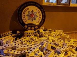 Kamyonetin tabanındaki gizli bölmede kaçak sigara çıktı