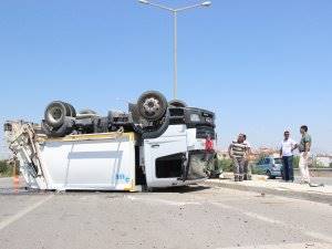 Çöp Kamyonu İle Otomobilin Karıştığı Kaza Ucuz Atlatıldı: 1 Yaralı