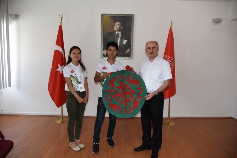 Vali Meral Türkçe Yaz Okuluna Katılan Yabancı Uyruklu Öğrencileri Kabul 1