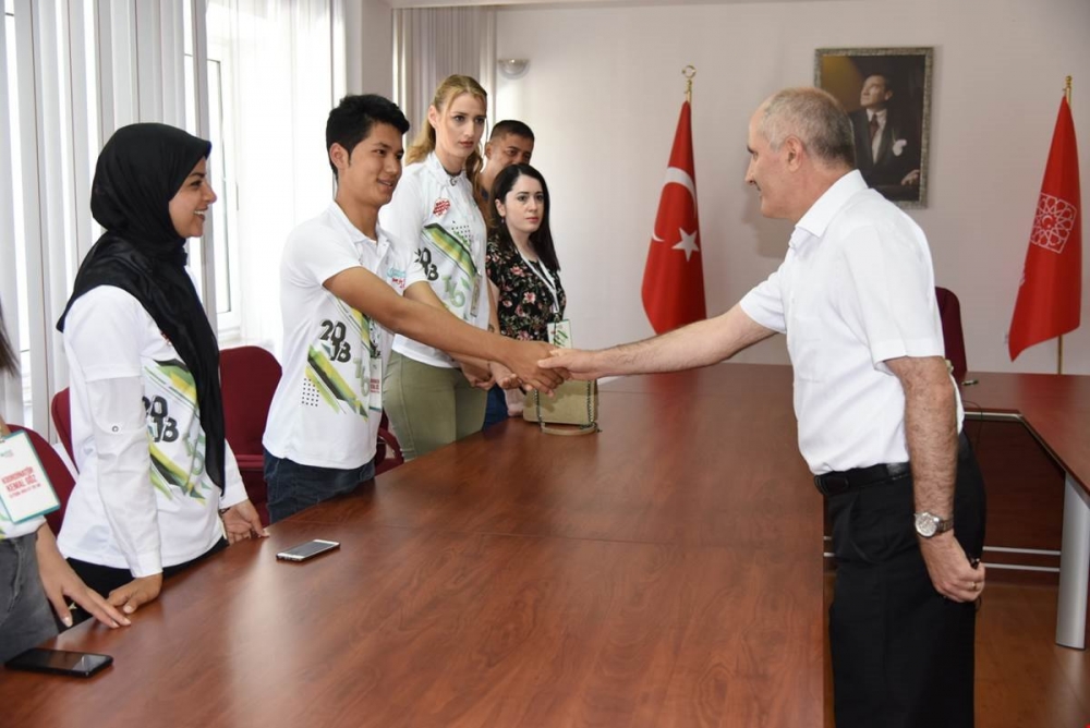 Vali Meral Türkçe Yaz Okuluna Katılan Yabancı Uyruklu Öğrencileri Kabul 2