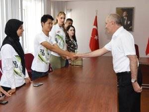 Vali Meral Türkçe Yaz Okuluna Katılan Yabancı Uyruklu Öğrencileri Kabul